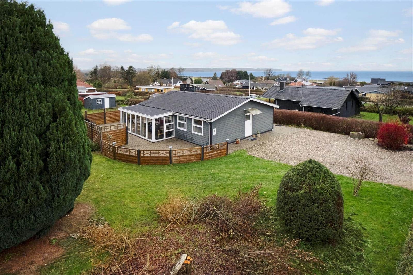 Moderne Villa mit großem Garten und Blick aufs Meer.