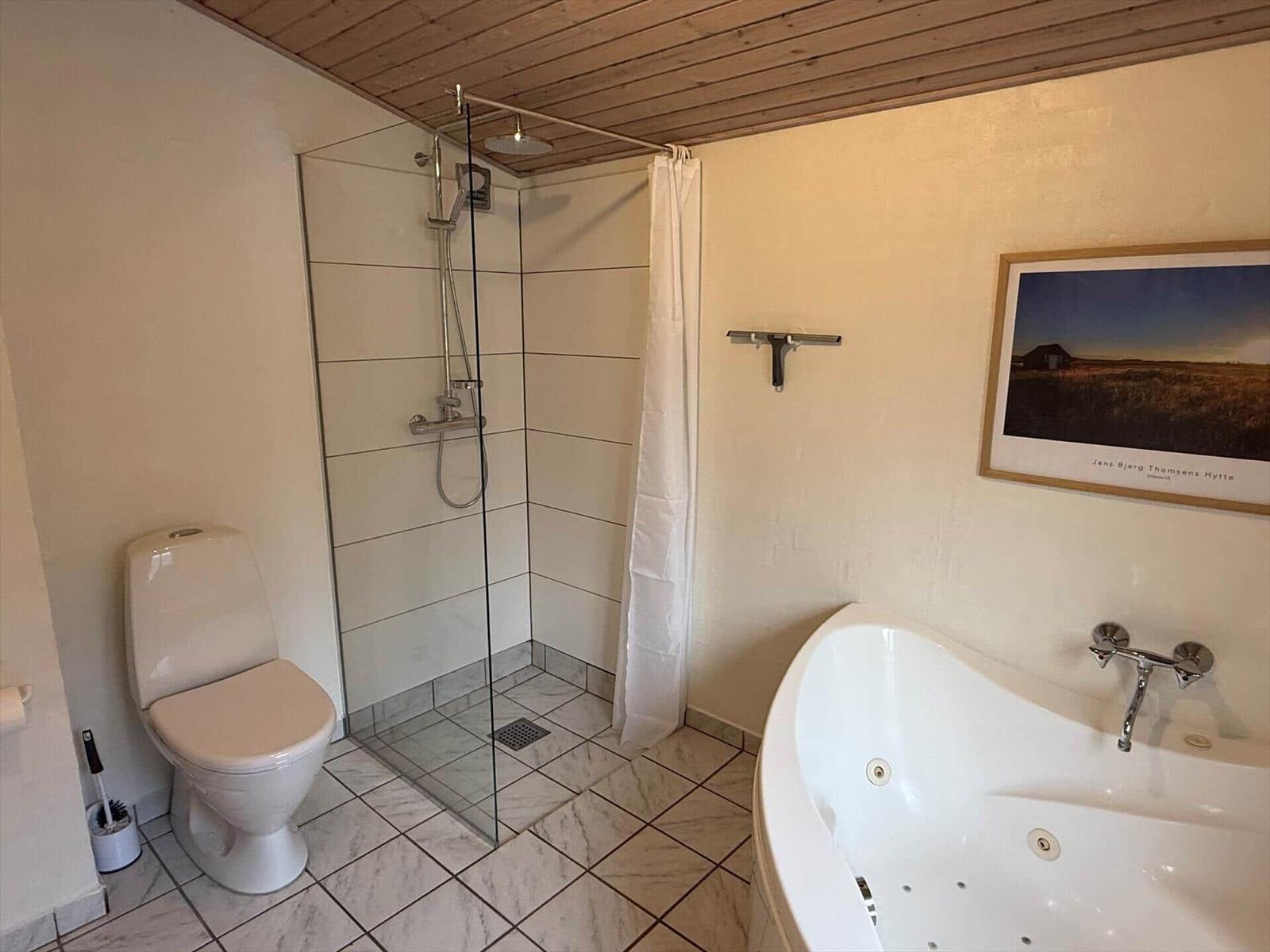 Bad mit Dusche, Toilette und Whirlpoolbad