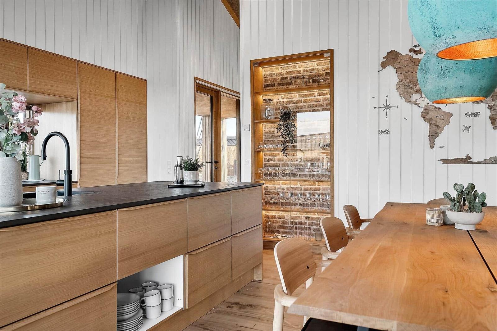 Küche mit Essbereich, Holzmöbel und Weltkarte an der Wand.