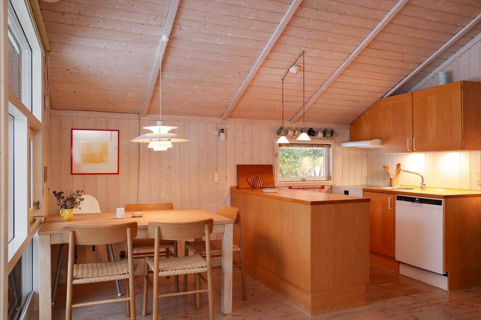 Küche mit Essbereich, Holzmöbel und Fenster