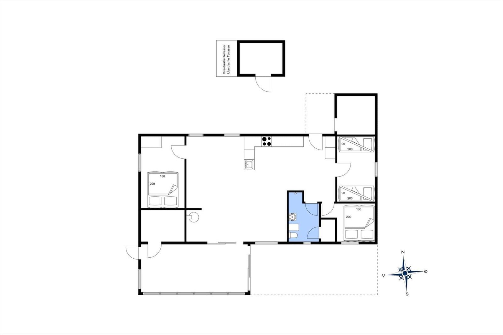 Wohnung mit drei Schlafzimmern, Küche und überdachter Terrasse.