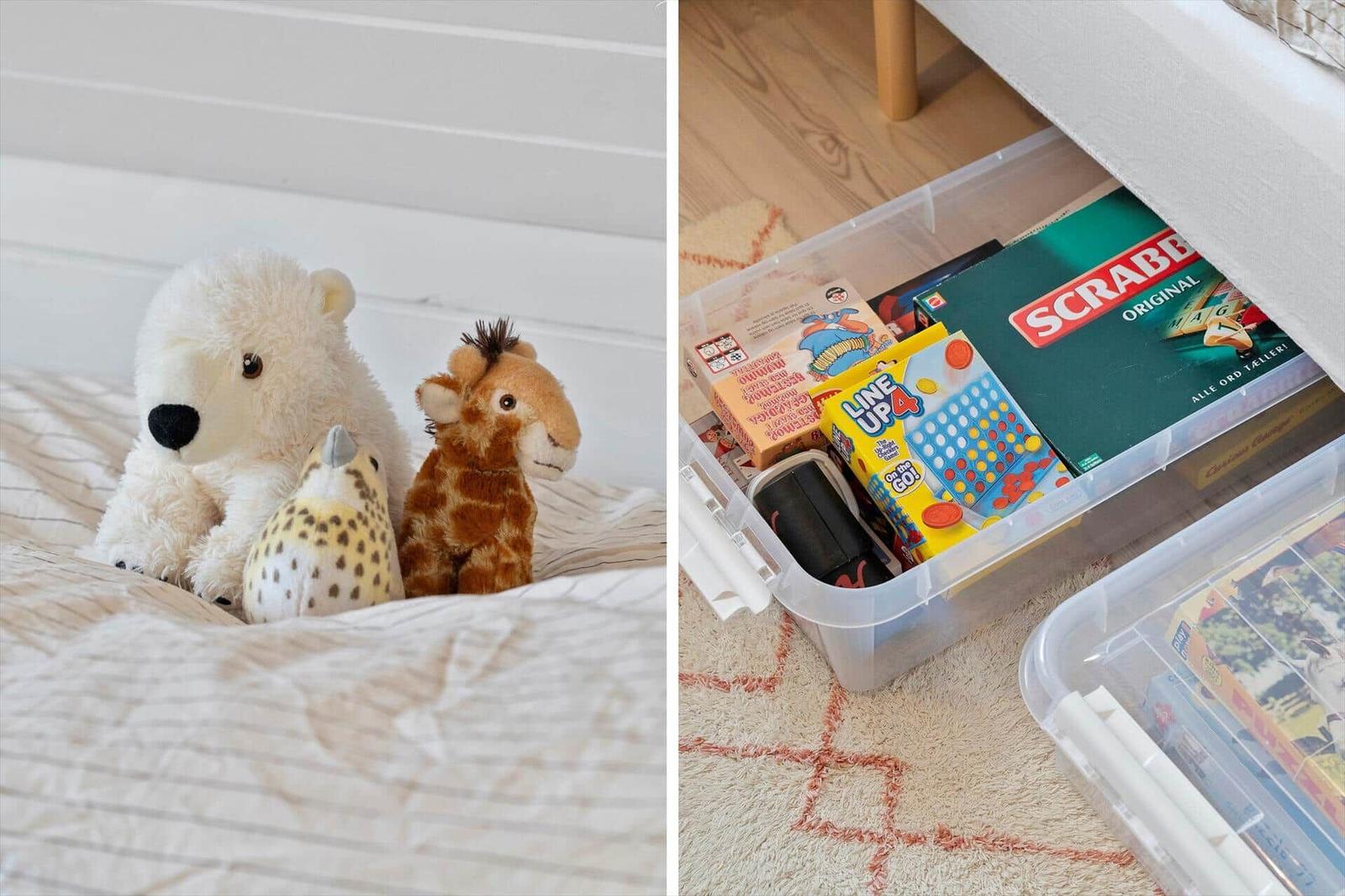Drei Stofftiere liegen auf einem Bett. Unter dem Bett befinden sich Spielzeugboxen.