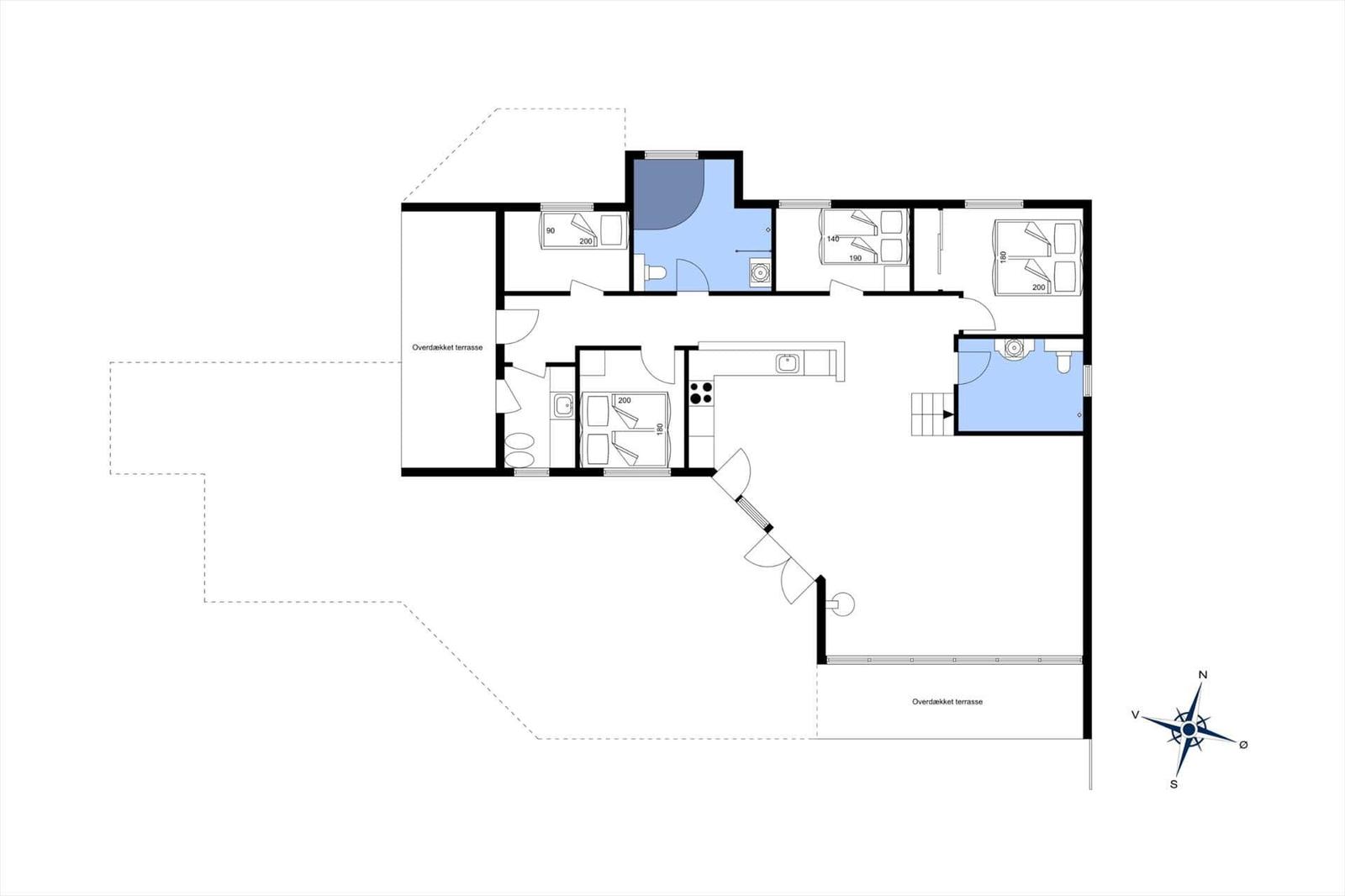 Apartment with three bedrooms, kitchen, and two terraces. 