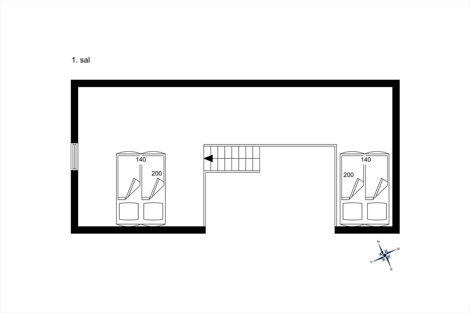 Erster Raum mit zwei Fenstern und Treppe zur nächsten Etage.