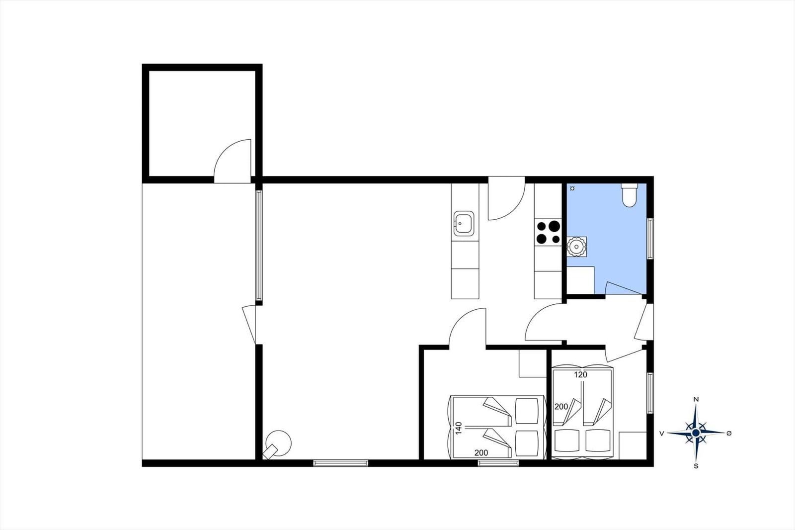 Wohnung mit Küche, Bad und Schlafzimmer. Flur mit Eingang.