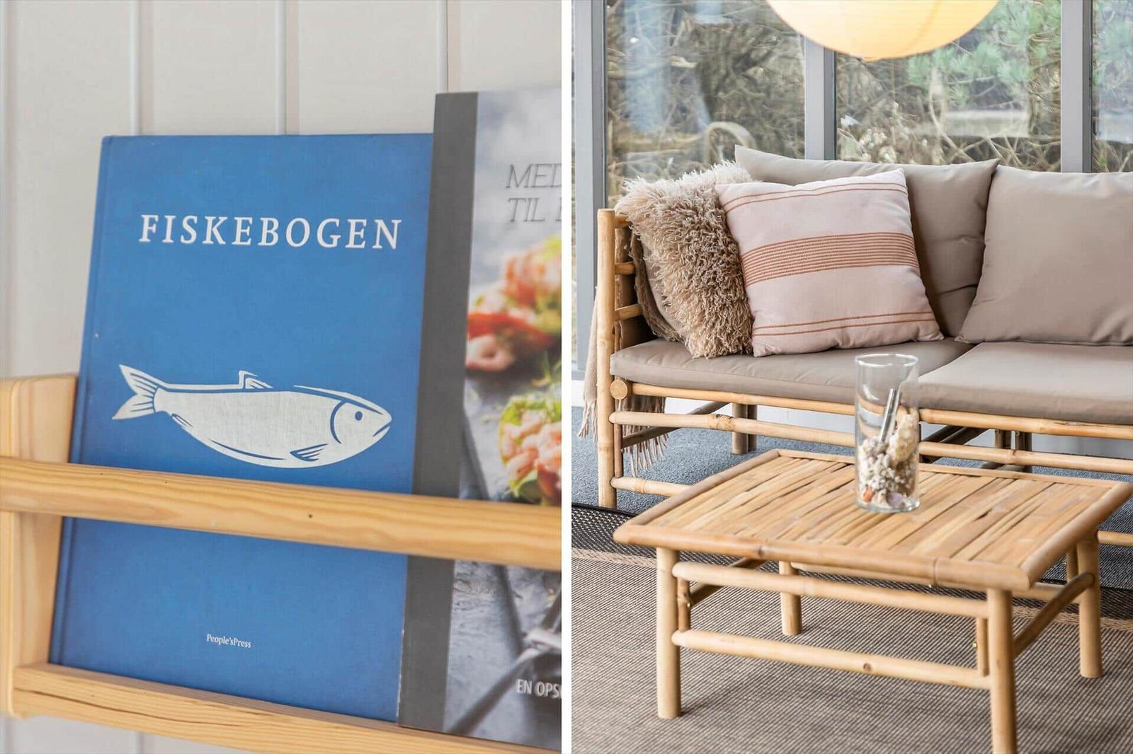 Buch mit Fischmotiv und Bambusmöbel im Wohnbereich.