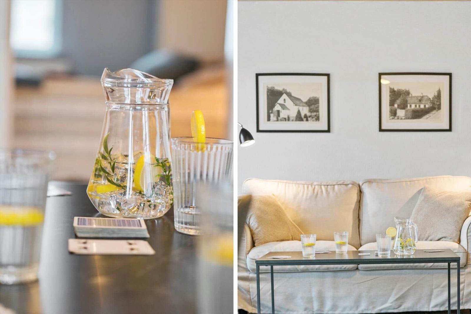 Ein Wohnzimmer mit Sofa, Tisch und zwei Bildern an der Wand.