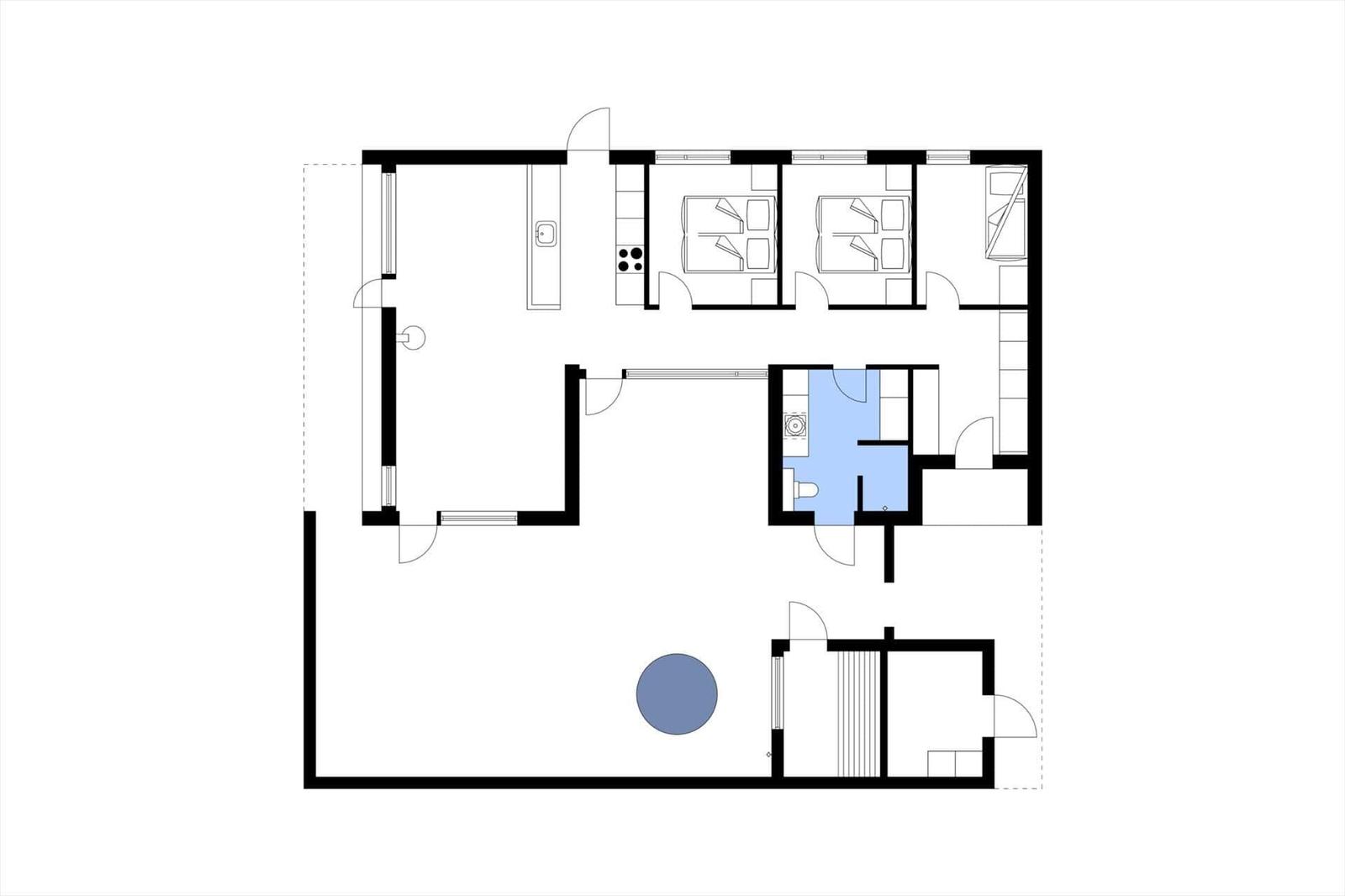 Wohnung mit Küche, zwei Schlafzimmern und Bad. Großer Raum mit runder Tischplatte.