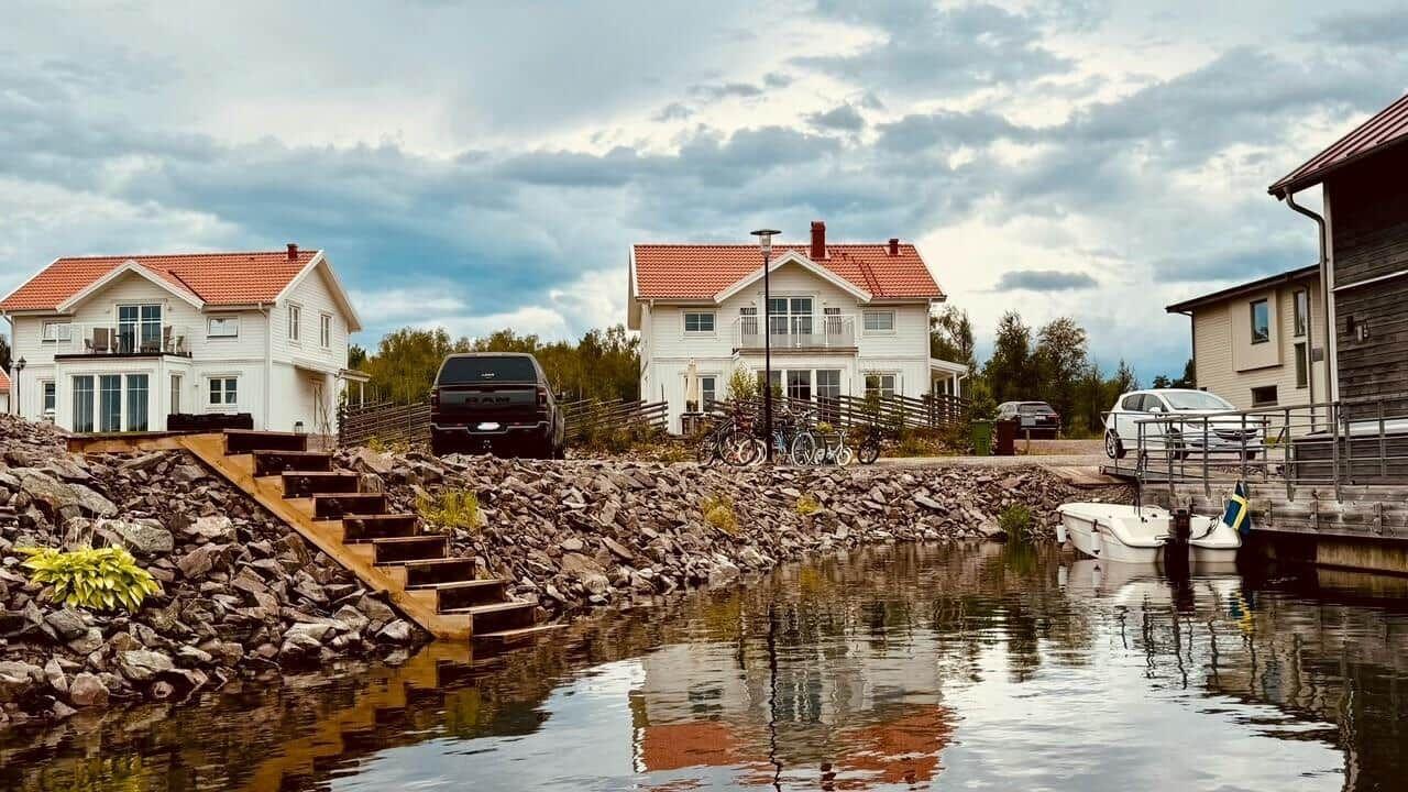 Wohnhaus mit Bootssteg und Terrasse am Wasser