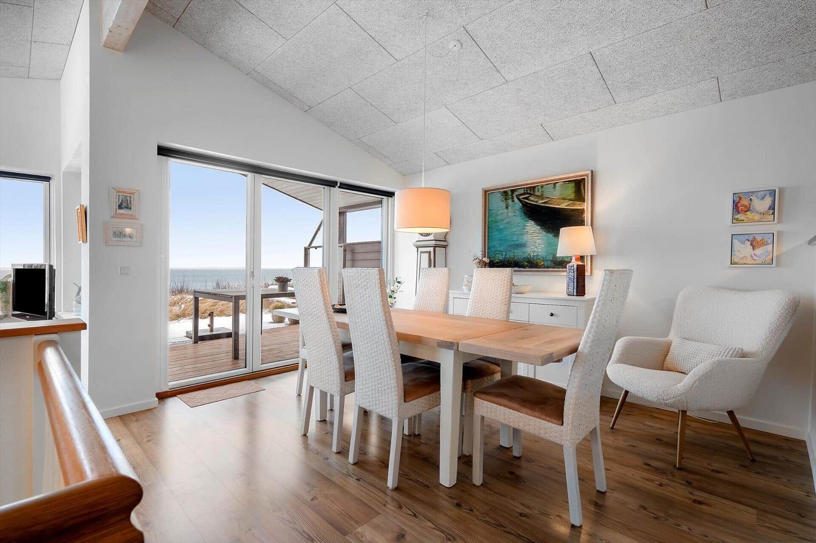 Esszimmer mit Blick aufs Meer und Holzboden