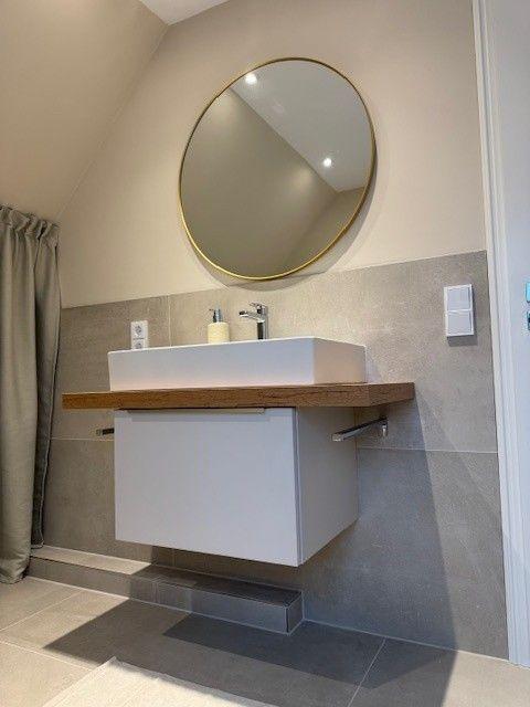 Bad mit Waschbecken, Spiegel und Duschvorhang