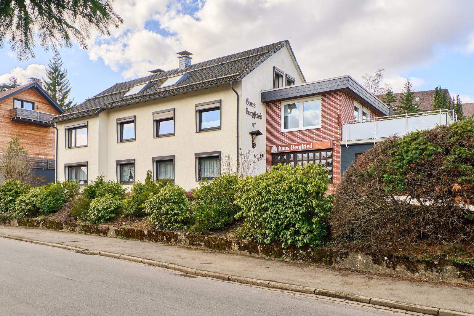 Haus Bergfried mit Balkon und grüner Umgebung an Straße