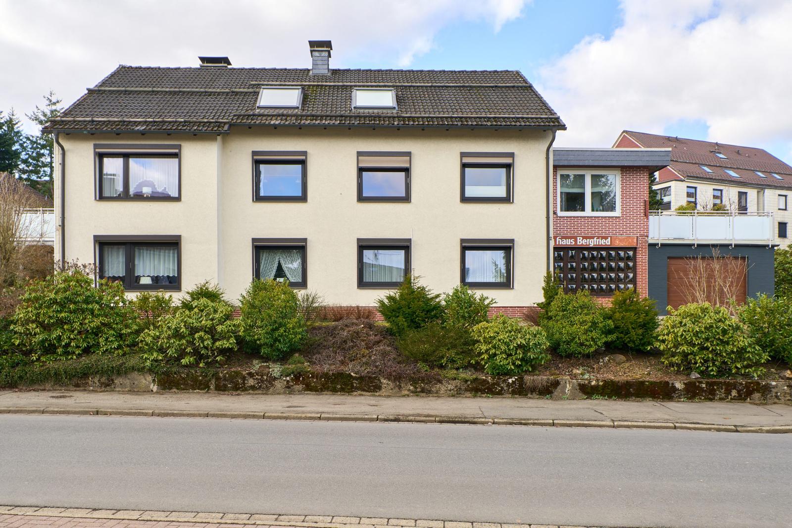 Haus Bergfried mit Balkon und Gartenbereich an der Straße