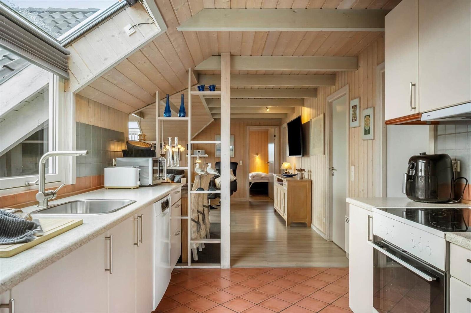 Küche mit Blick in Wohnbereich und Schlafzimmer
