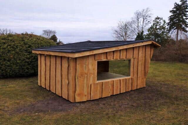 Holzkonstruktion mit Dach und Fenster im Freien