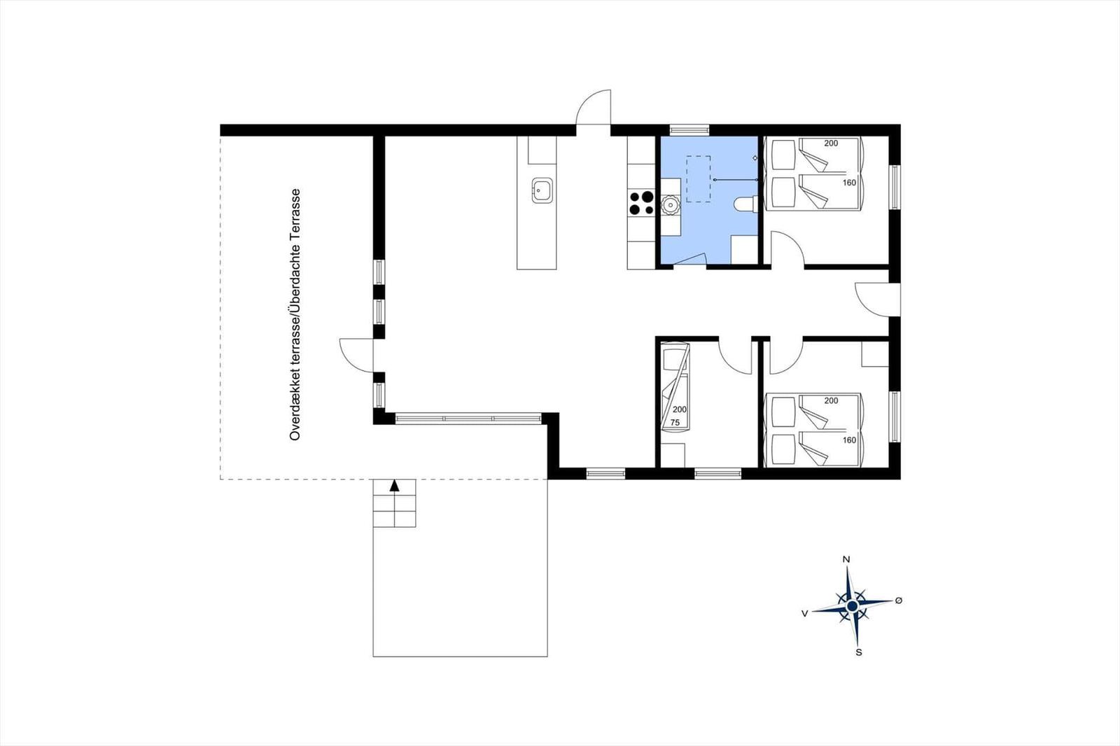 Übersichtsplan einer Wohnung mit drei Schlafzimmern, Küche und überdachter Terrasse.