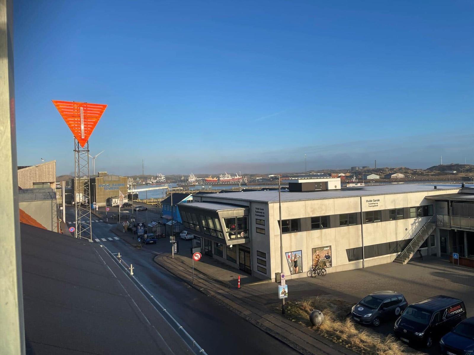 Panoramablick auf Hvide Sande mit Hafen und rotem Warnmast.