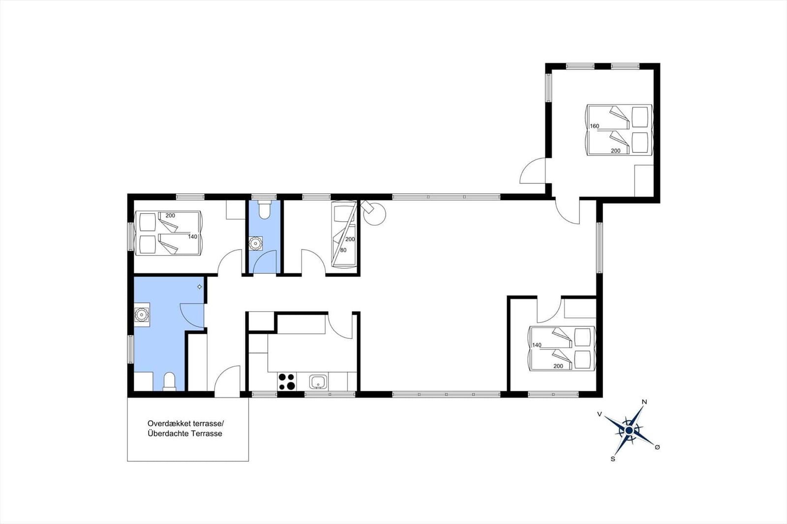 Wohnung mit vier Schlafzimmern, Küche und überdachter Terrasse.