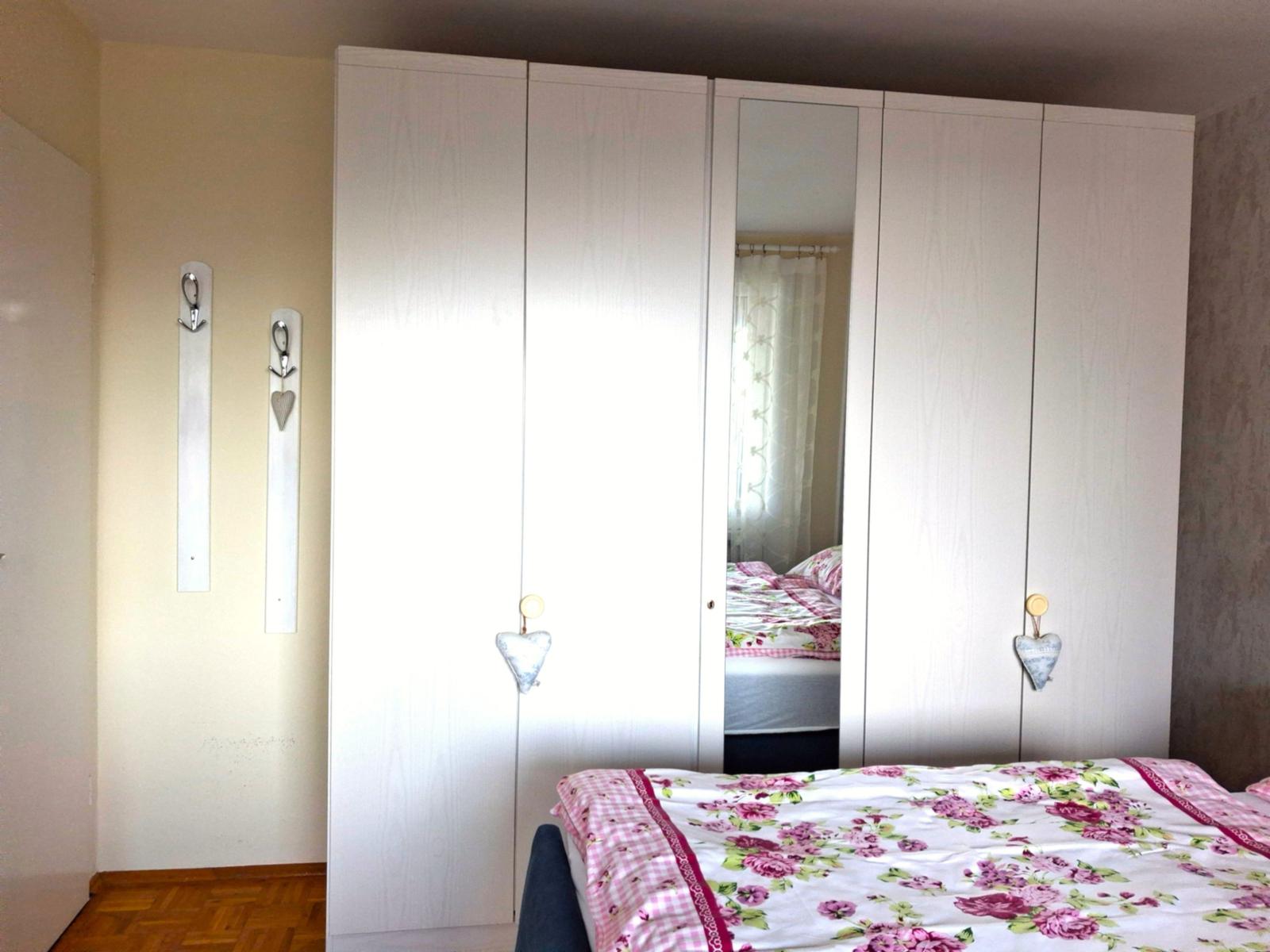 Schrank für Ihre Urlaubsgarderobe (z.T. Böden und reichlich an Bügeln)