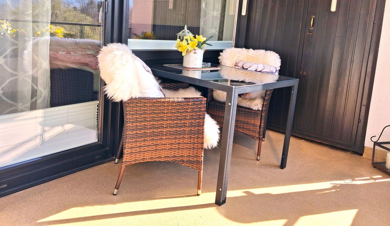 Sie sitzen auf einem überdachten Balkon (Loggia)