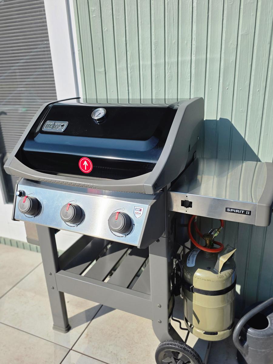 Gasherd Spirit II mit Gasflasche und Bedienfeld auf Terrasse