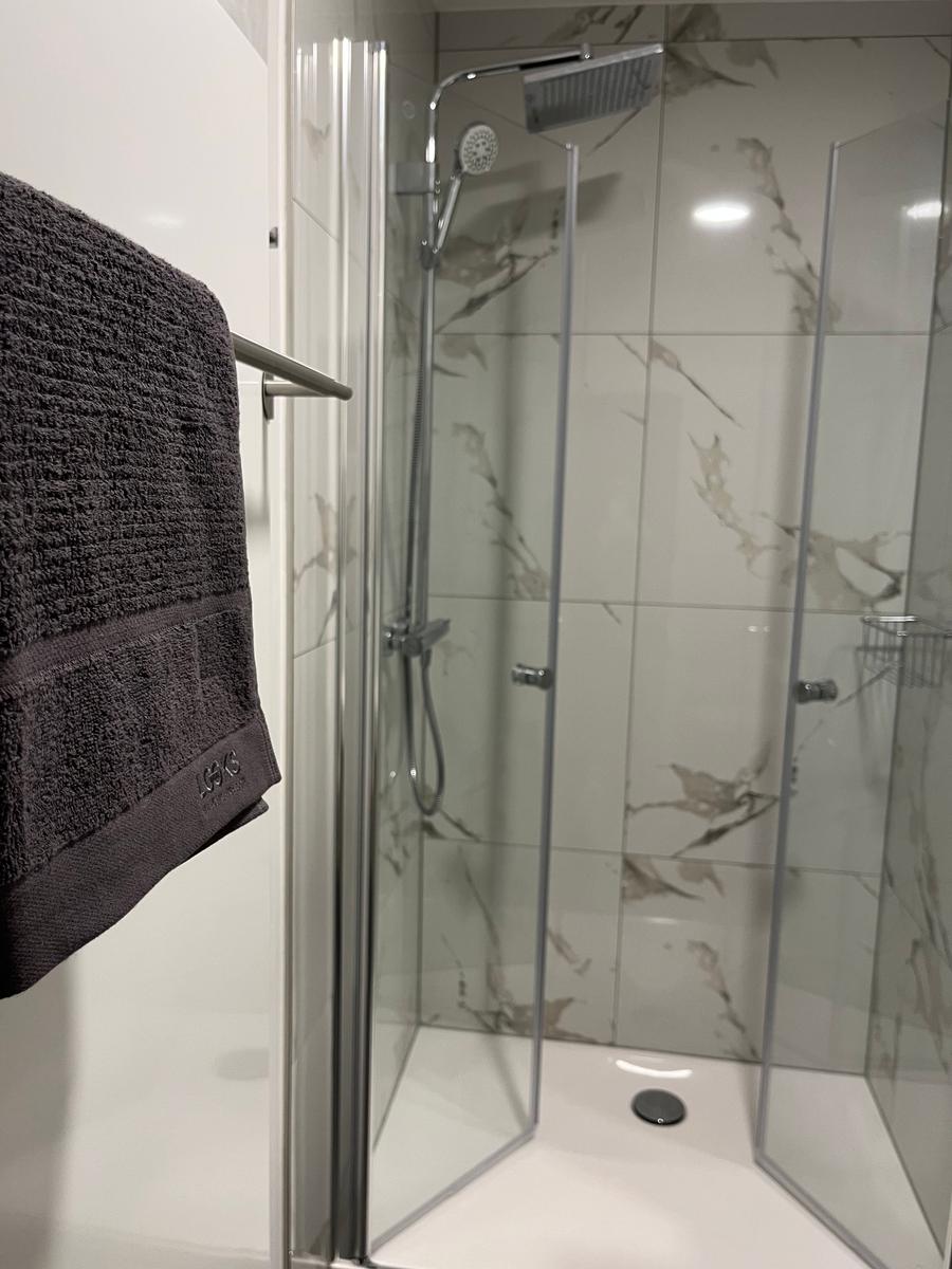 Badezimmer Handtuchheizung und bodengleiche Dusche