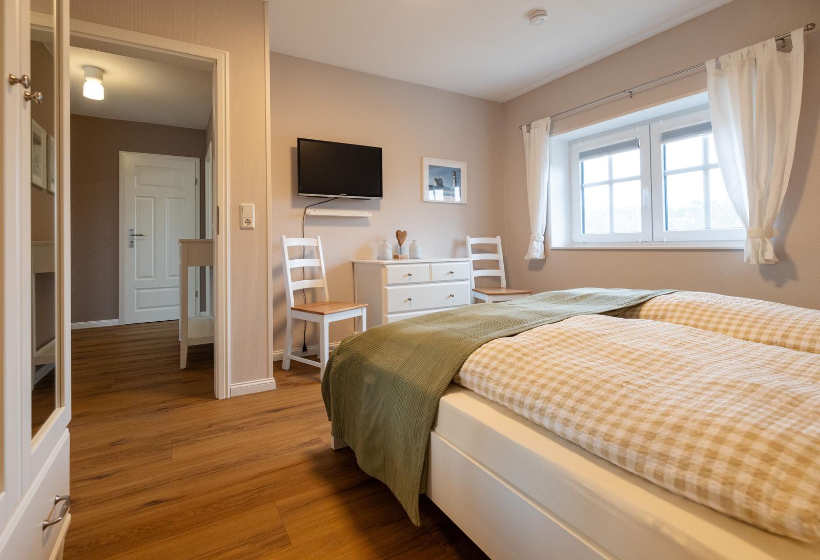 Schlafzimmer mit Doppelbett ( 180x200 ) mit TV