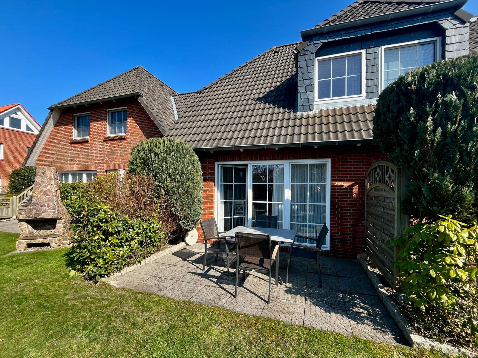 Der Blick aus dem vorderen Garten auf Terrasse und Wohnung