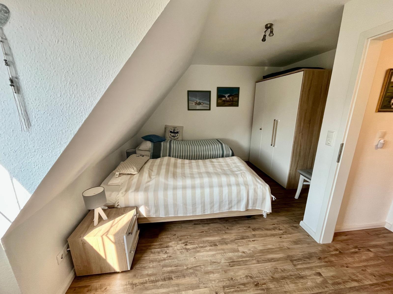2. Schlafzimmer mit zwei Einzelbetten