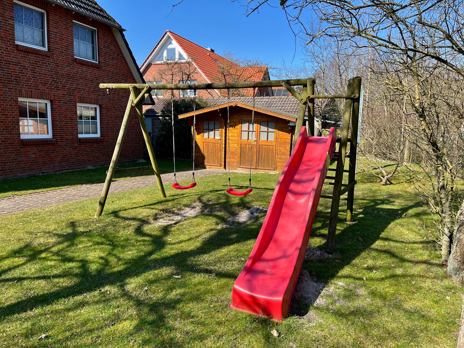 Kleiner Spielplatz hinterm Haus