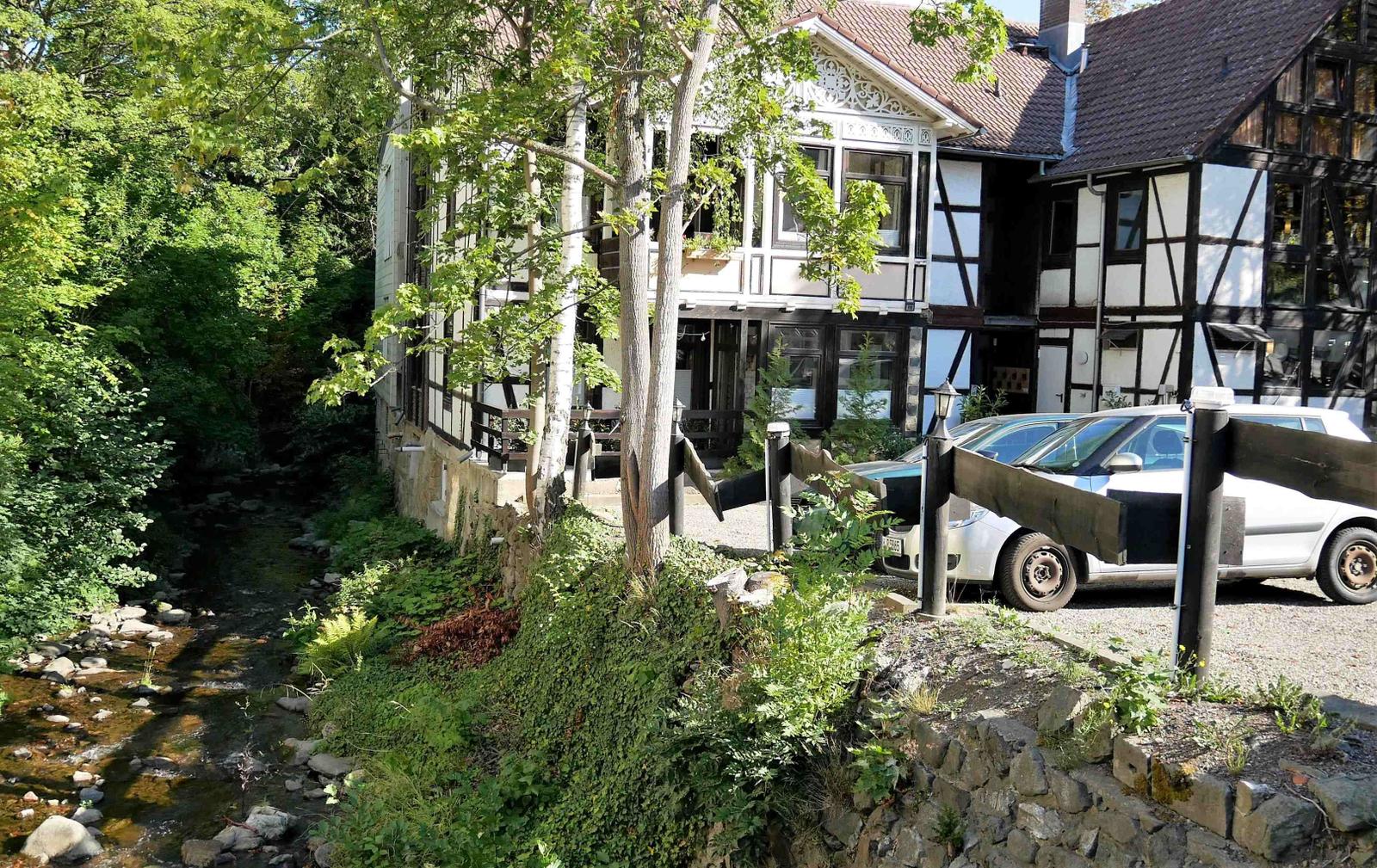 für jede Wohnung gibt es einen reservierten Parkplatz vor der Tür