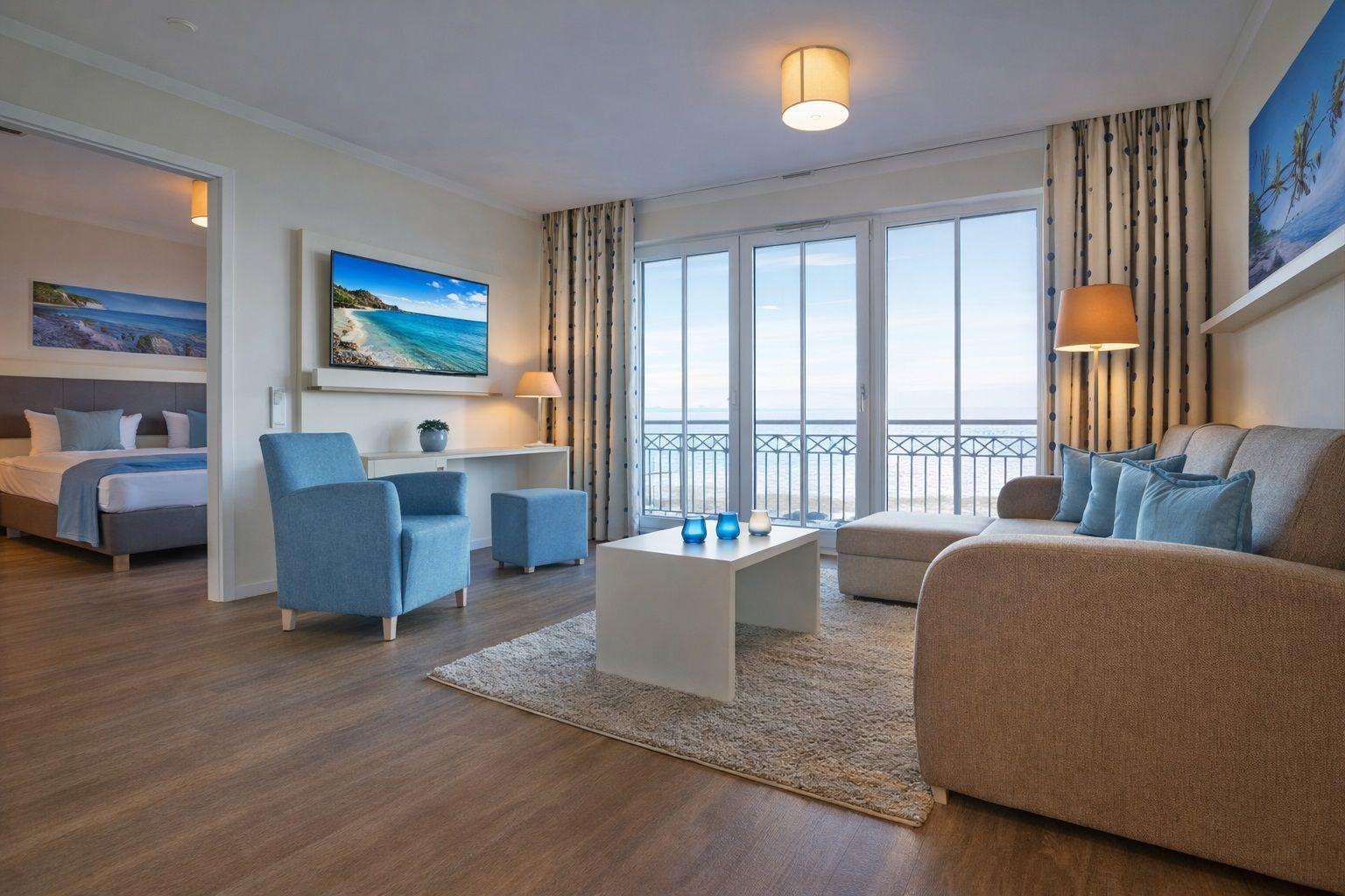 Terrasse mit Tisch und Stühlen, Blick auf Meer und Wiese.