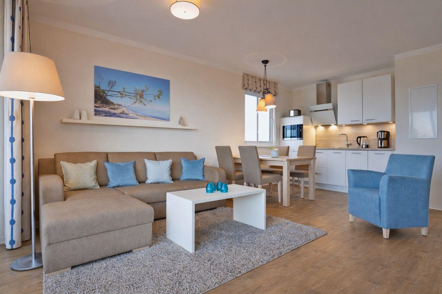 Badezimmer mit Dusche, Waschbecken und Toilette