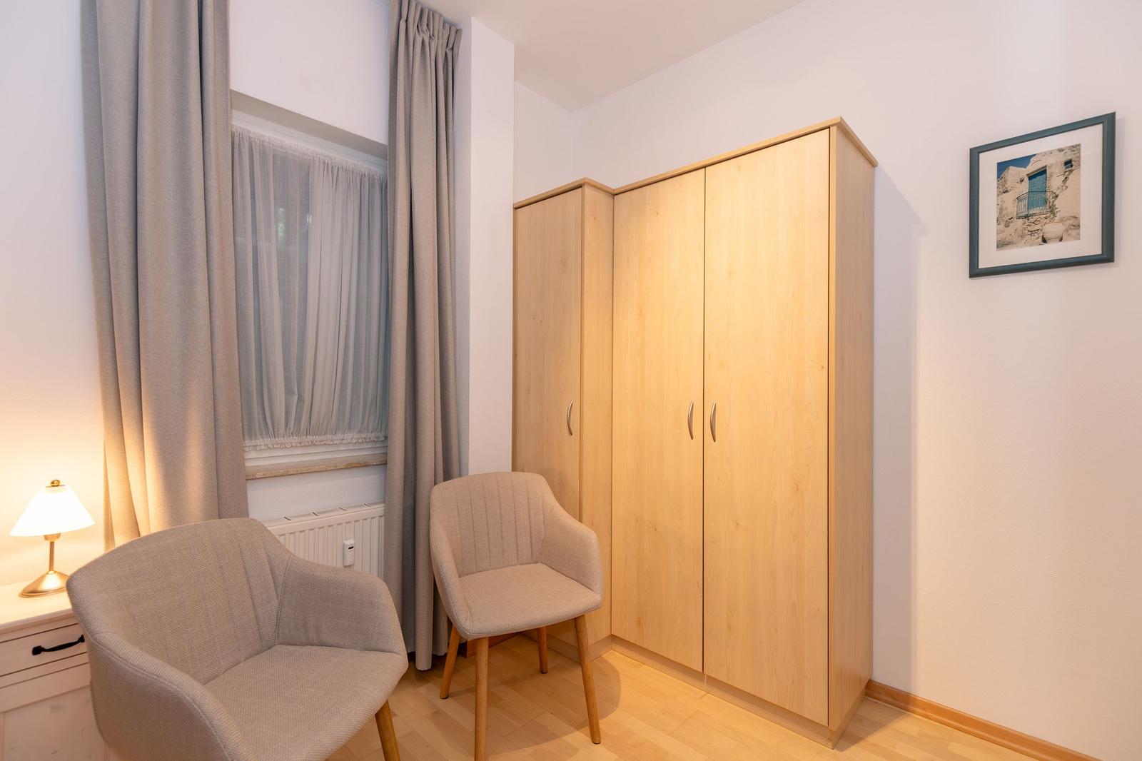Esszimmer mit Holztisch und Stühlen, Wohnbereich mit Sofa und Terrasse.