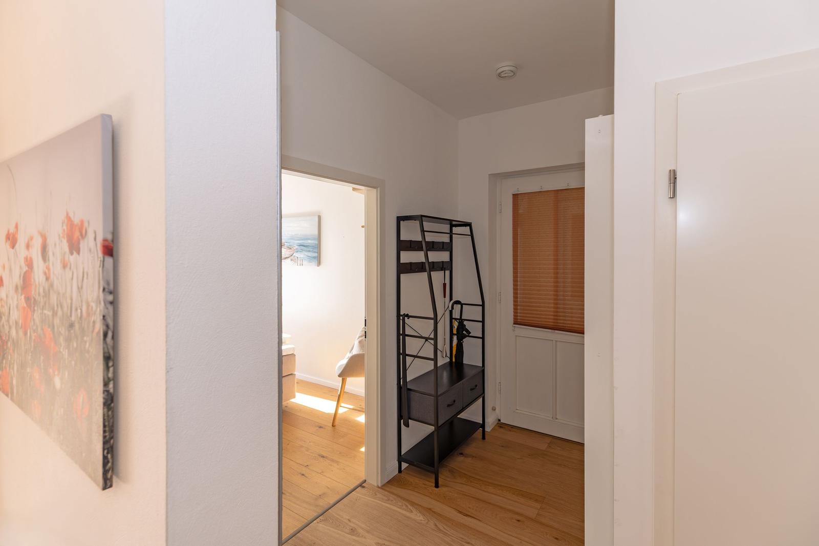 Schlafzimmer mit Bett, Kleiderschränken und Stuhl.