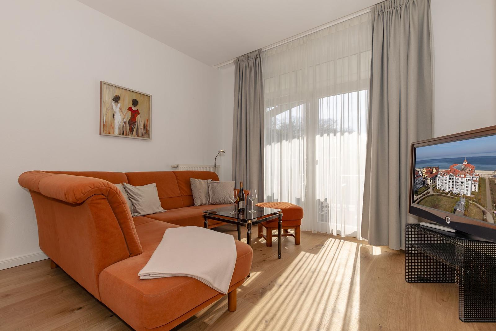 Küche mit Essbereich, Holztisch und moderner Deckenleuchte.