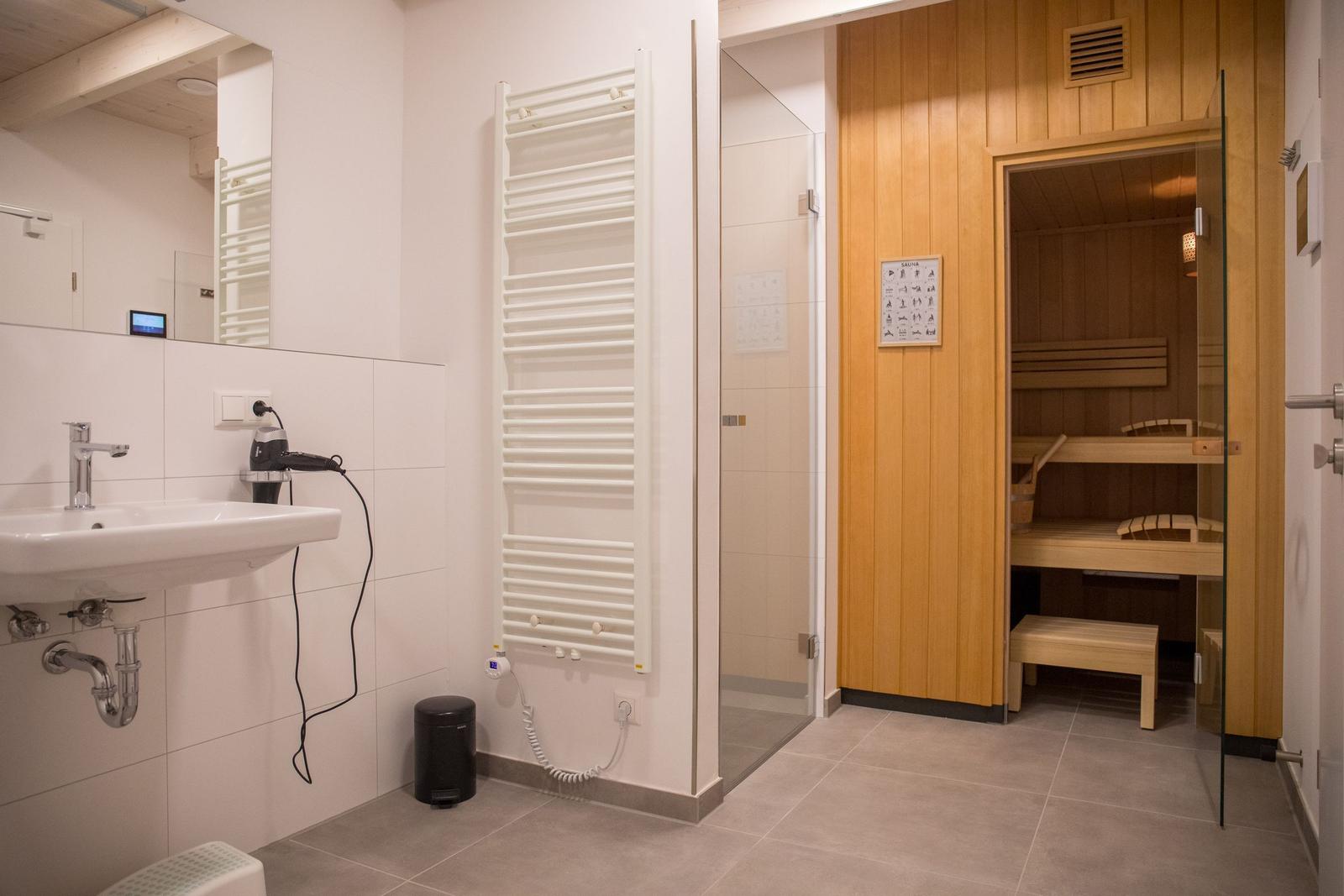 Bad mit Dusche, Sauna und Handtuchheizung.