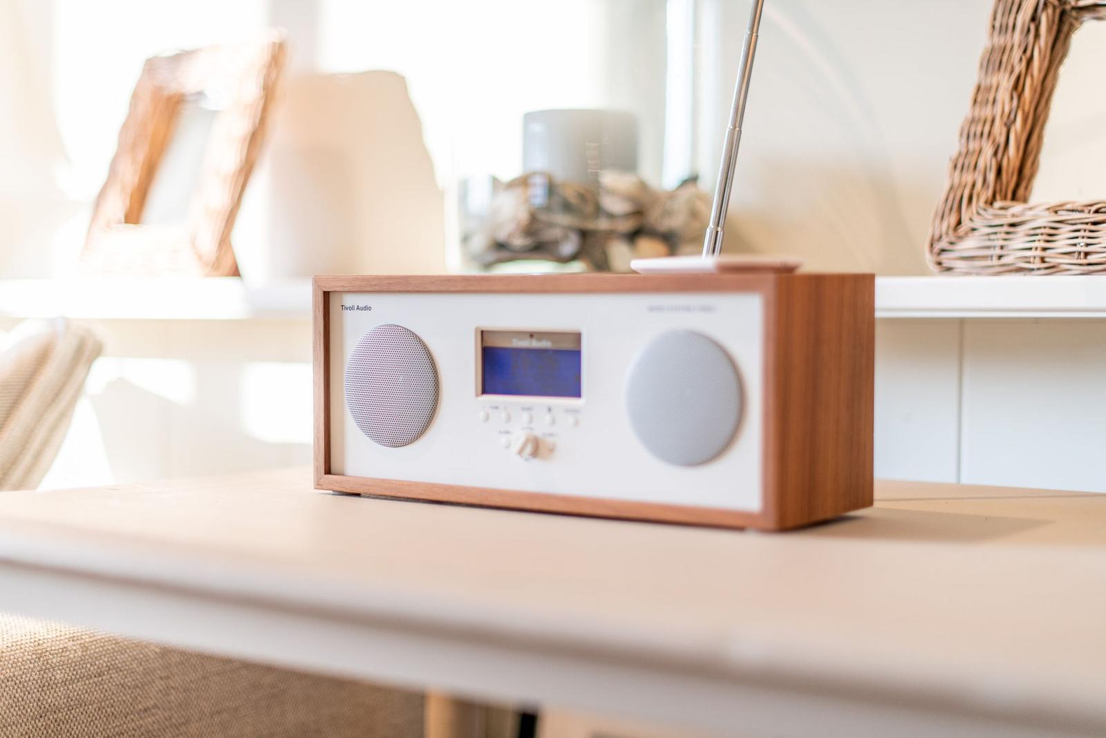 Radio mit Antenne auf Tisch in Wohnraum