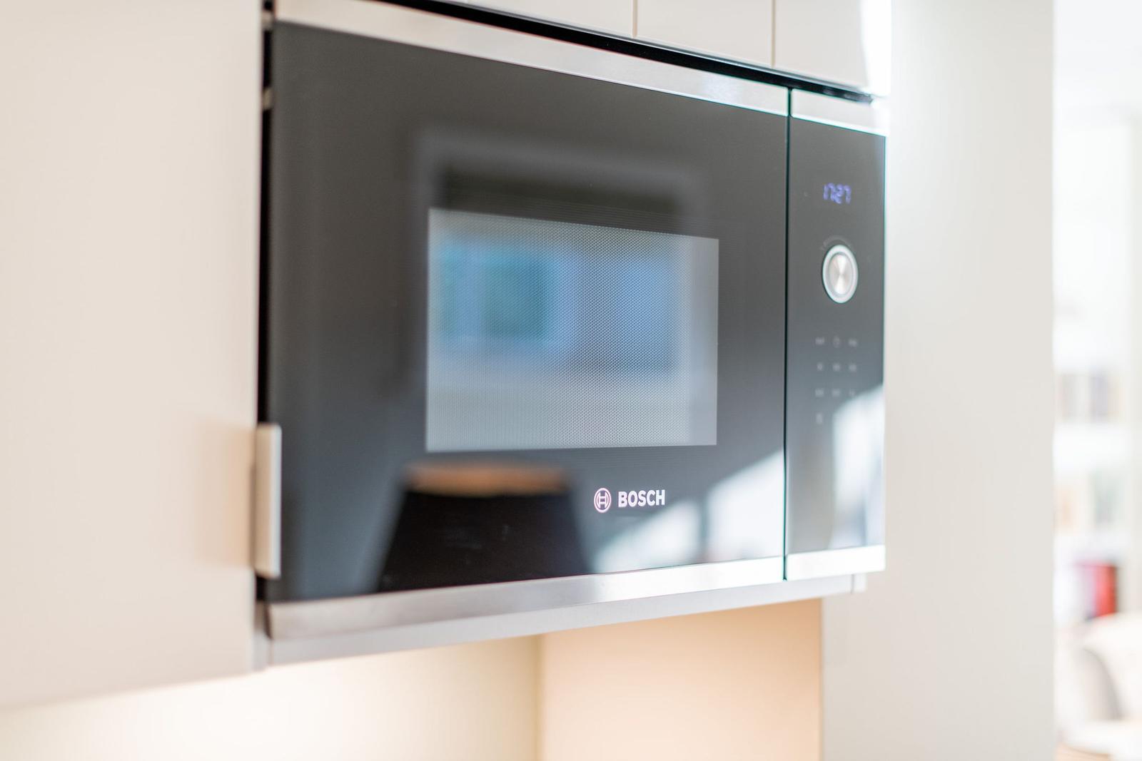 Ein integrierter Bosch-Mikrowellenherd in der Küche.