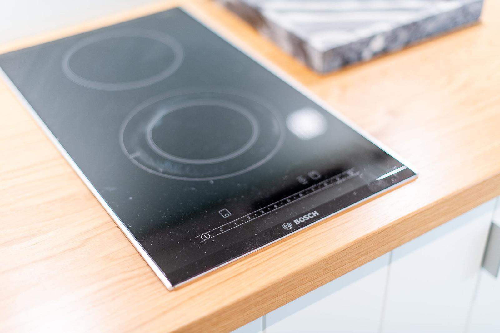 Eine induktive Kochplatte auf einer Holzoberfläche.