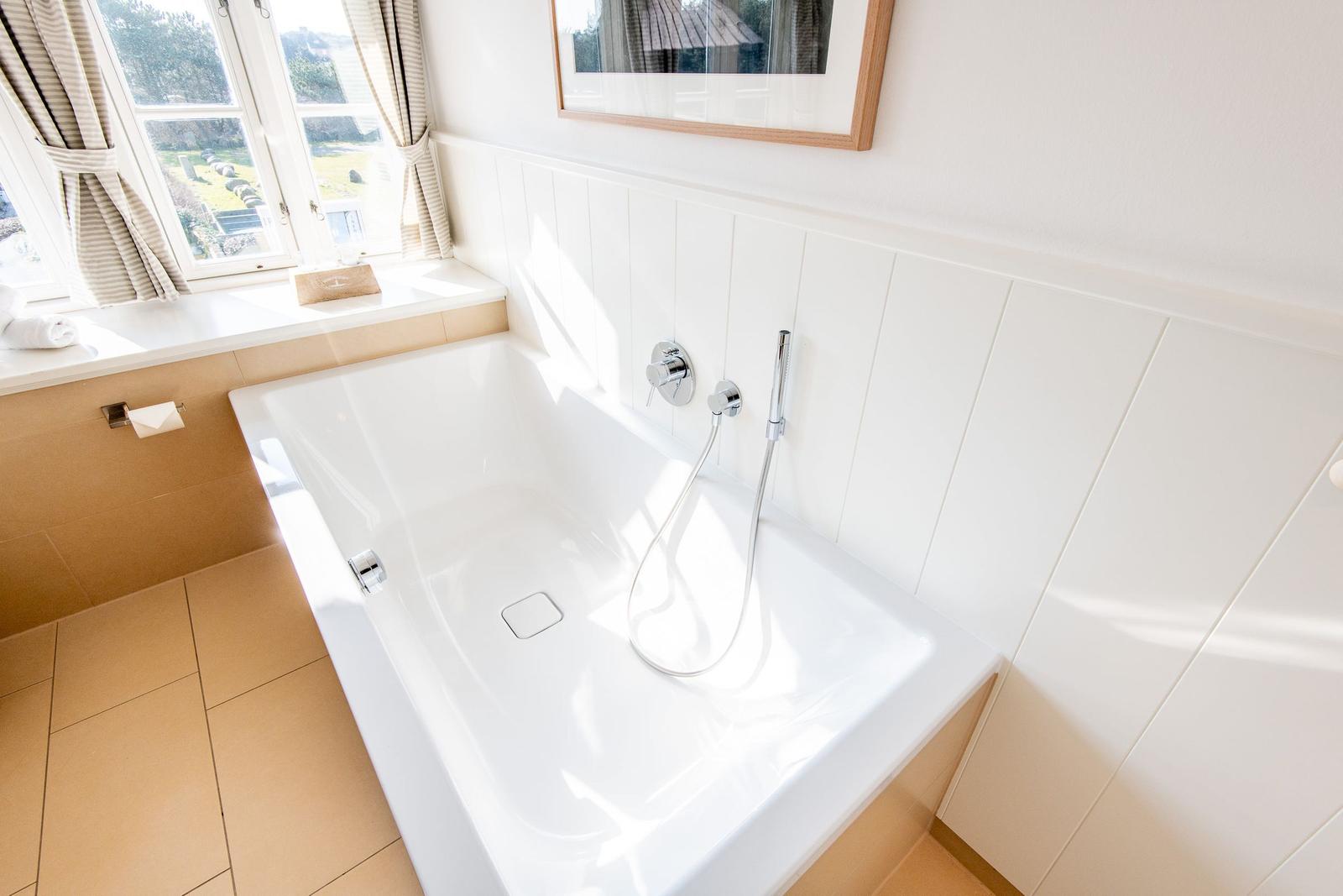 Bad mit Whirlpool, Fenster und Wandbild.