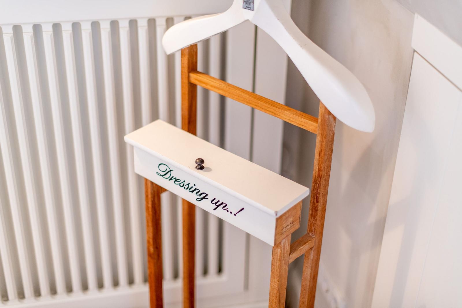 Drahtständer mit Schublade und Kleiderhaken. Auf der Schublade steht: Dressing up..!