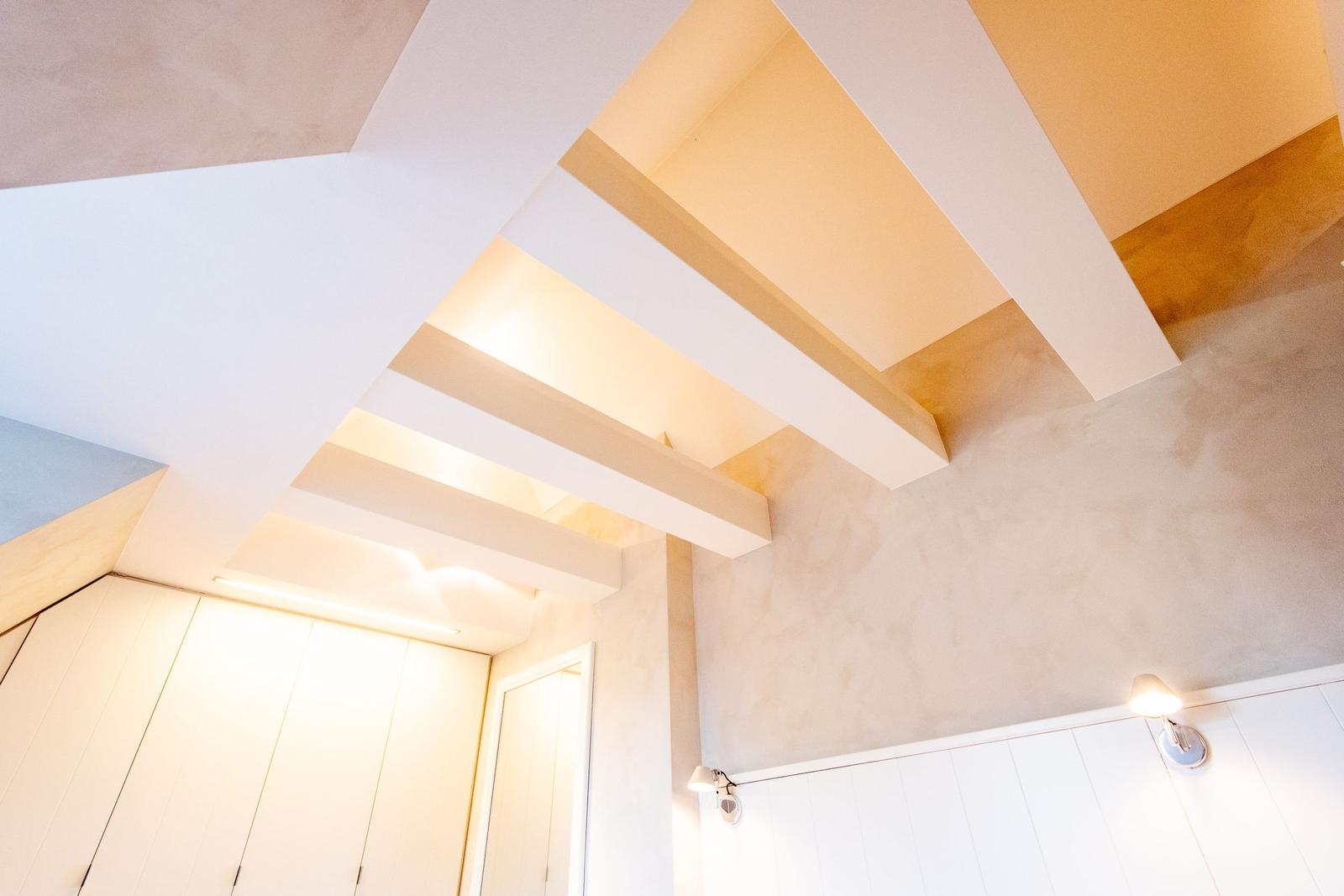 Decke mit geometrischen Formen und warmem Licht