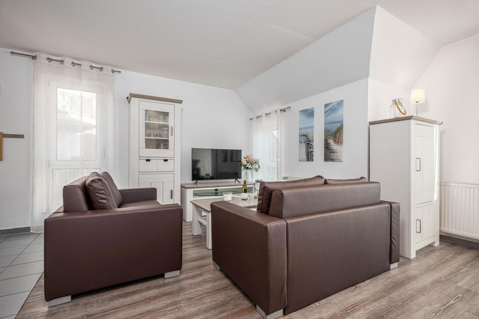 Wohnbereich mit Sofa und TV