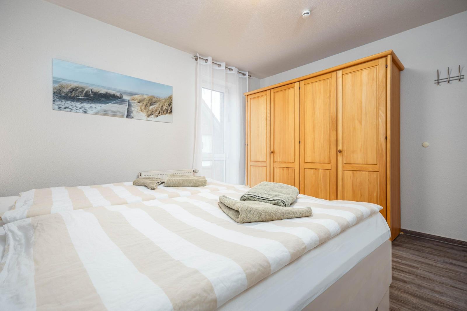 Schlafzimmer mit Doppelbett und Kleiderschrank