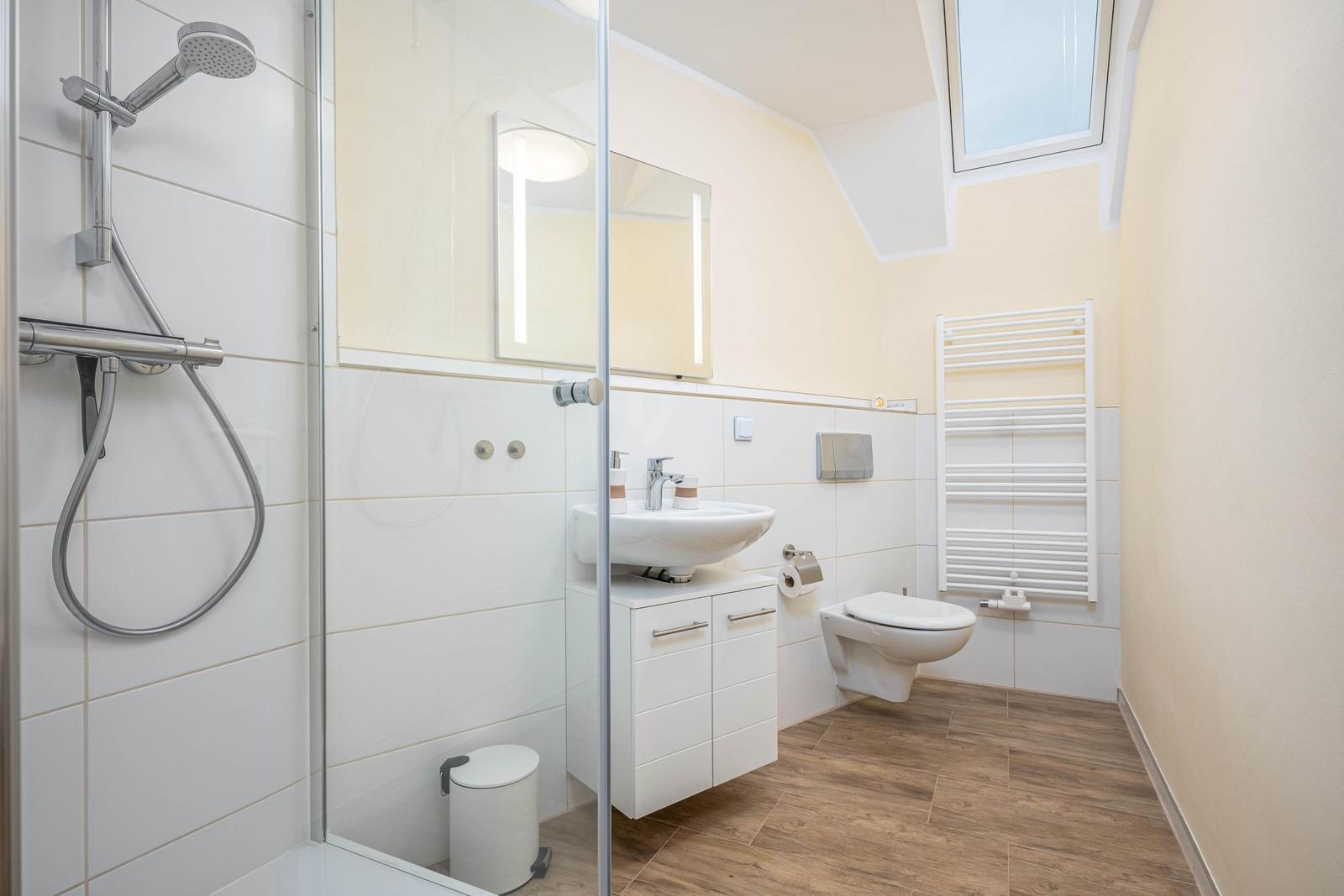 Badezimmer mit Dusche und WC