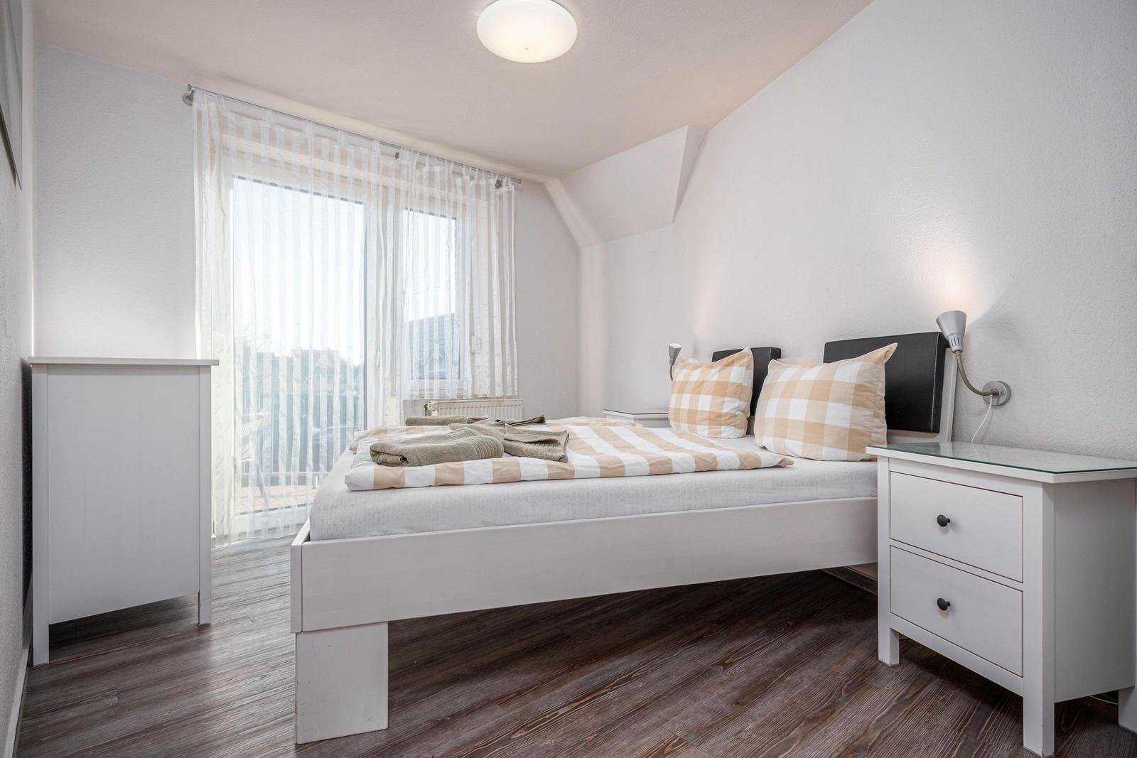 2. Schlafzimmer mit Doppelbett und Nachttisch