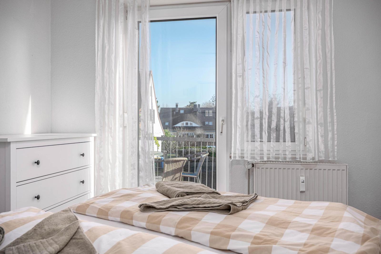 2. Schlafzimmer mit Blick zum Balkon