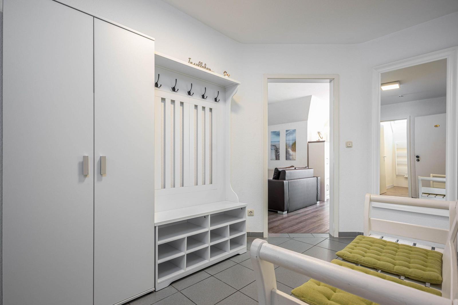 Eingangsbereich mit Garderobe und Blick ins Wohnzimmer