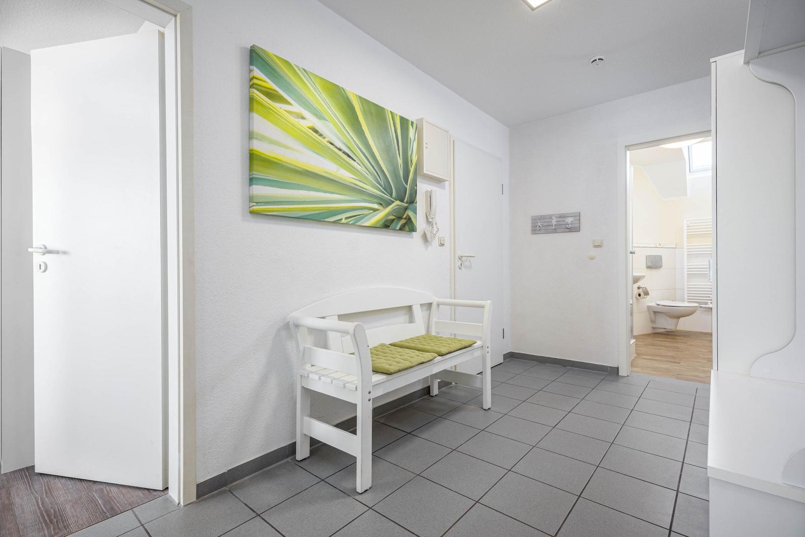 Eingangsbereich mit Blick zum Badezimmer
